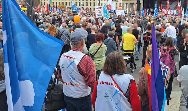 „Nein zu Hochrüstung, Wehrpflicht und Krieg“
